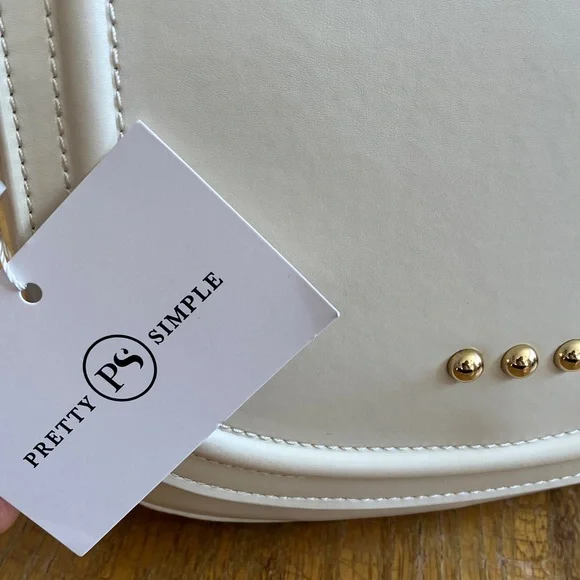 Chic White Crossbody Bag with Gold Accents - Picture 3 of 8